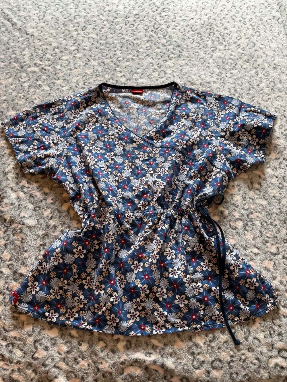 Dickies Daisy Duty V-Neck Cinch Waist Scrub Top Blue Floral